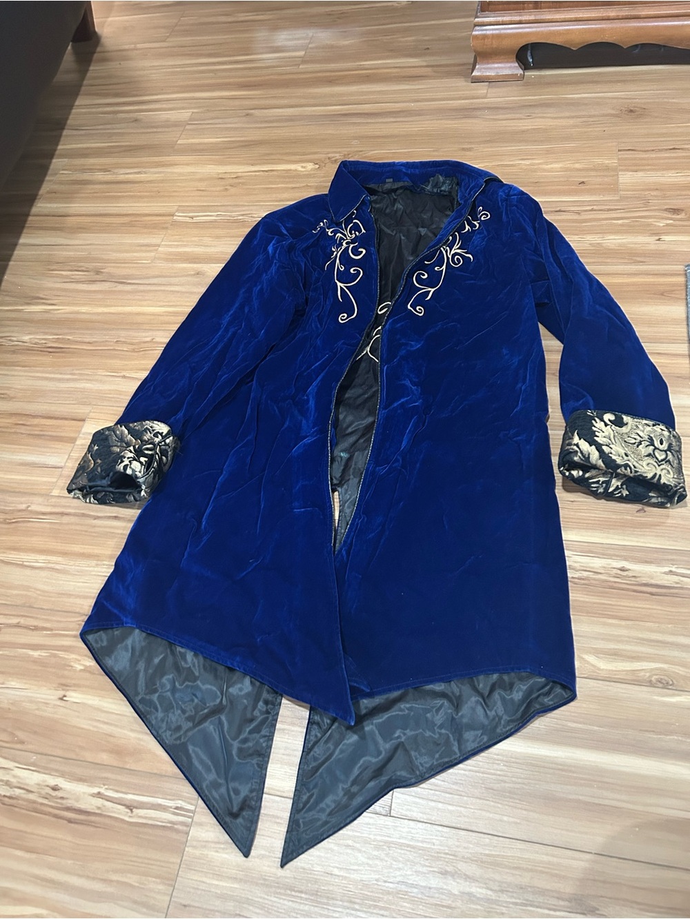 Vintage-Inspired Blue Velvet Coat Prince with Embroidered Detail Size 3XL